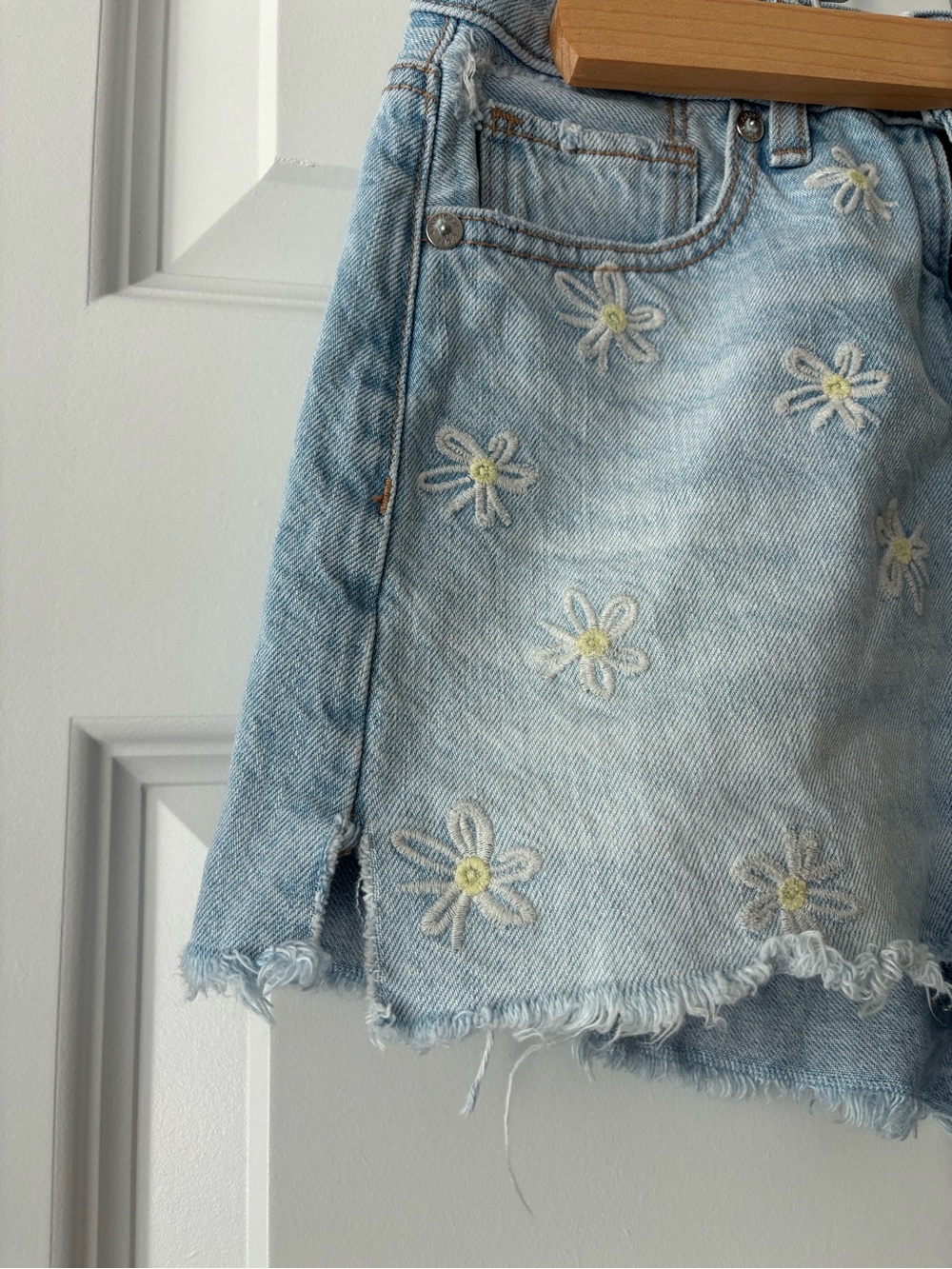 American Eagle Light Wash Daisy Embroidered Distressed Denim Shorts Size 00 - Picture 3 of 8